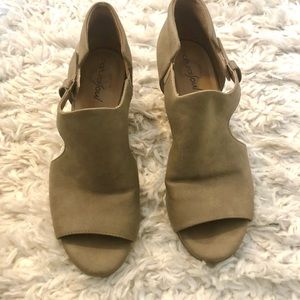 2 inch stacked heel open toe suede comfort sandals size 7 M
